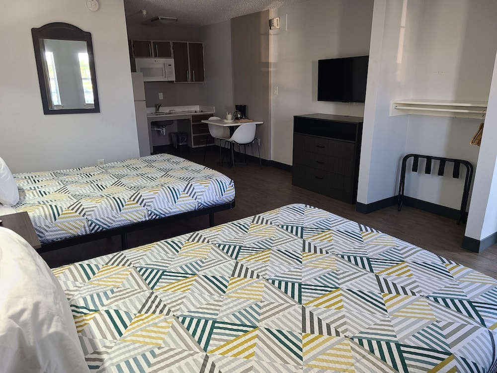 Deluxe Room, 2 Queen Beds, Smoking, Kitchenette - Photo 4
