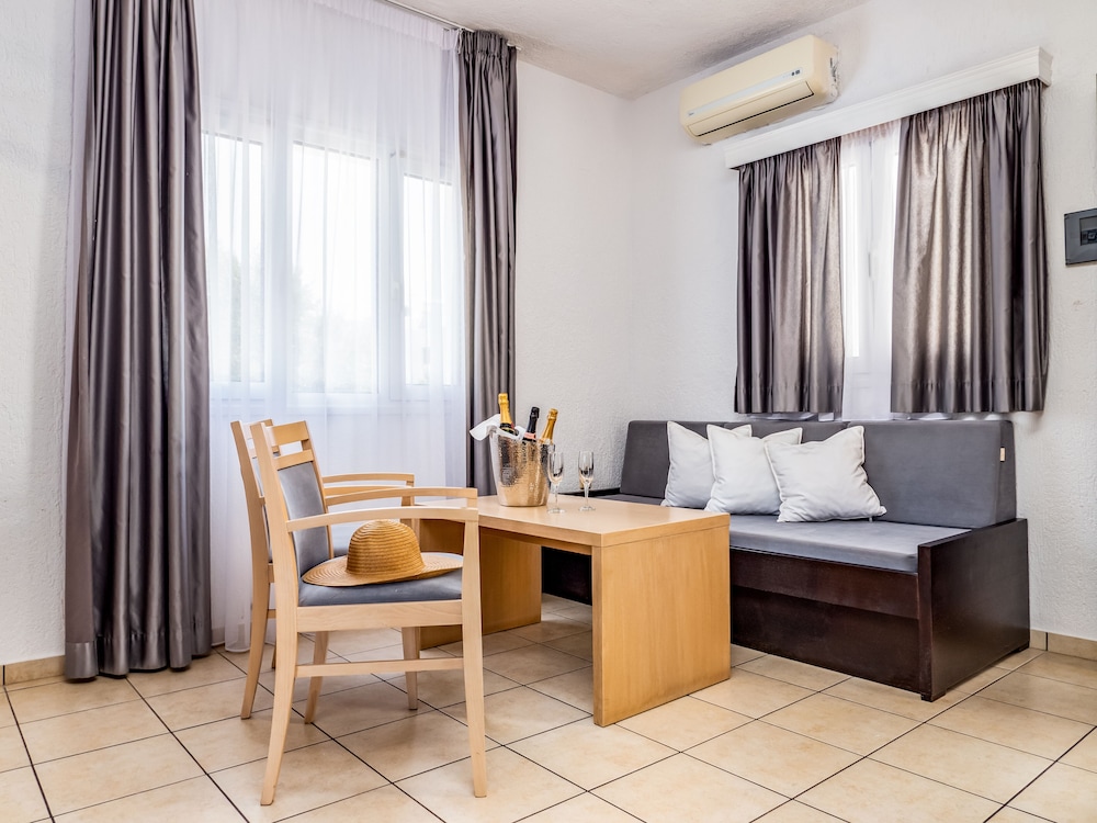 Standard Suite, 1 Bedroom, Garden View