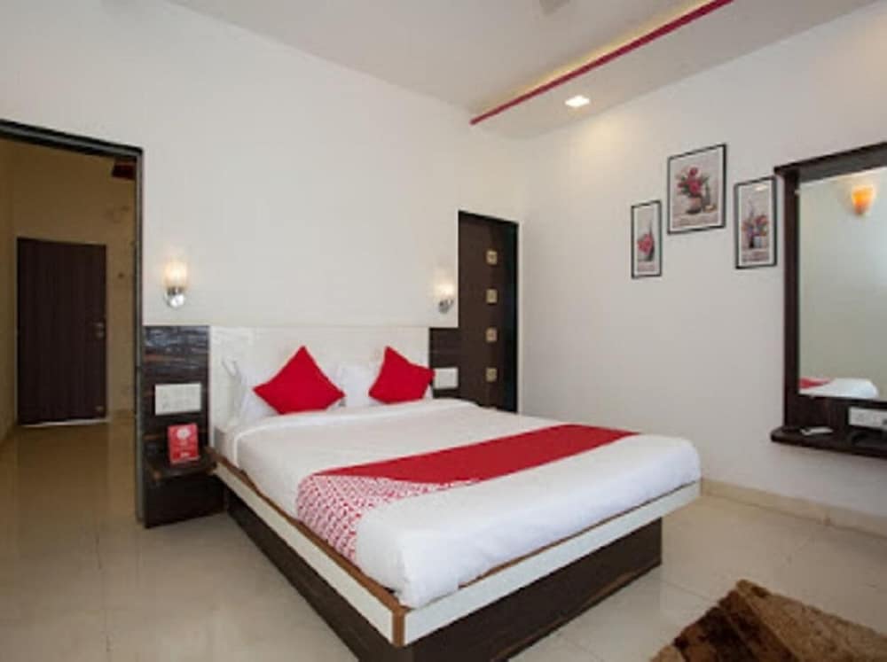 Deluxe Room, 1 King Bed photo 1