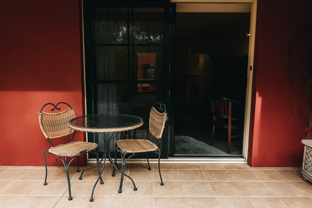 Deluxe Double Room, 1 Queen Bed, Kitchenette, Courtyard Area photo 3