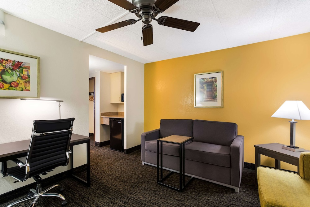 Suite, 1 Queen Bed with Sofa bed, Accessible, Non Smoking photo 1