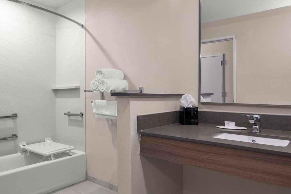 Room, 1 King Bed (Hearing Accessible) - Photo 3