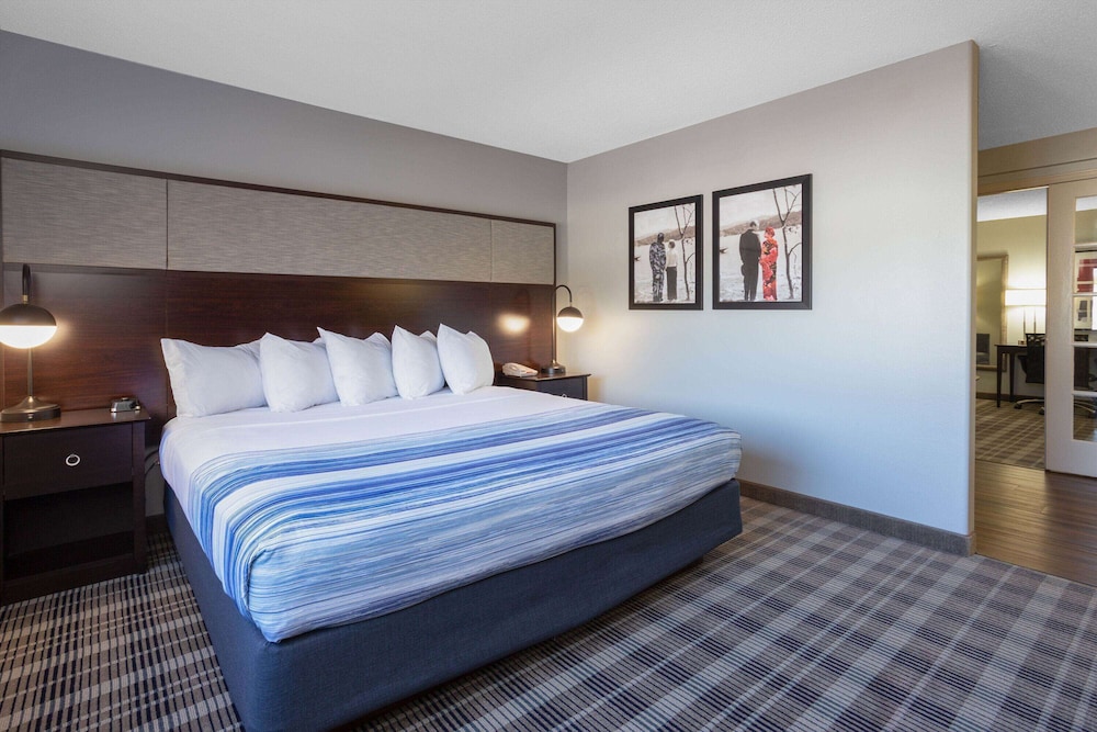 Suite, 1 King Bed, Non Smoking (One-Bedroom Suite) - Photo 1