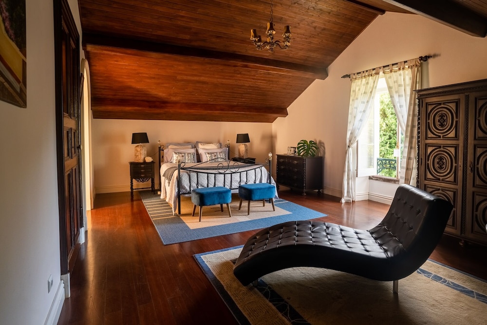 Traditional Room, 1 Queen Bed, Private Bathroom, Mountain View