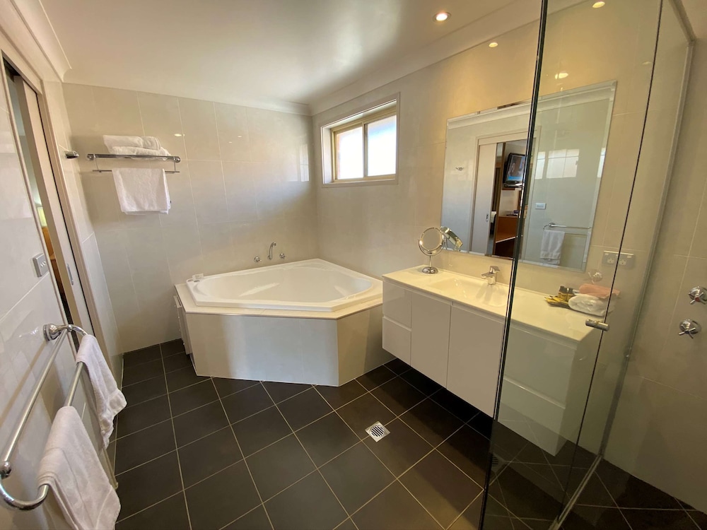 Superior Room, Multiple Beds, Non Smoking, Microwave - Photo 9