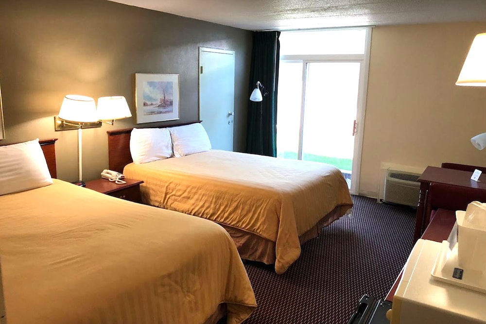 Deluxe 2 Queen Beds, Non-Smoking photo 2