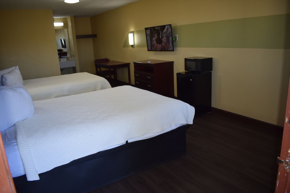 Basic Room, 2 Queen Beds, Smoking photo 3