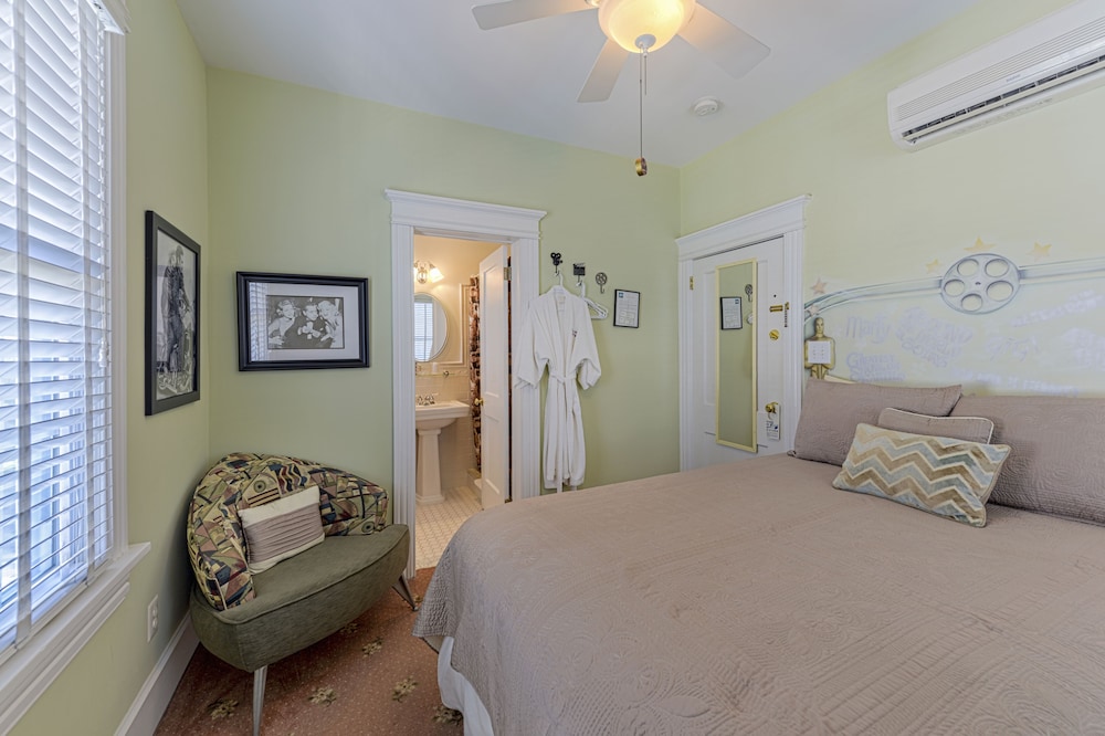 Standard Double Room, Ensuite (50's Movie Room)