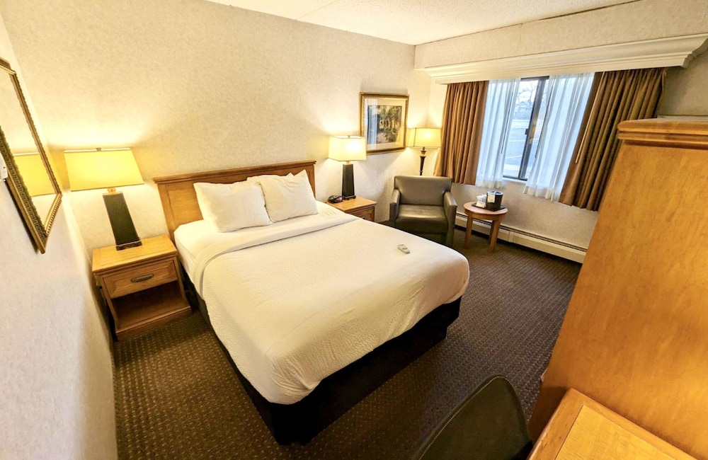 Traditional Room, 1 Queen Bed, Non Smoking, Refrigerator & Microwave - Photo 1