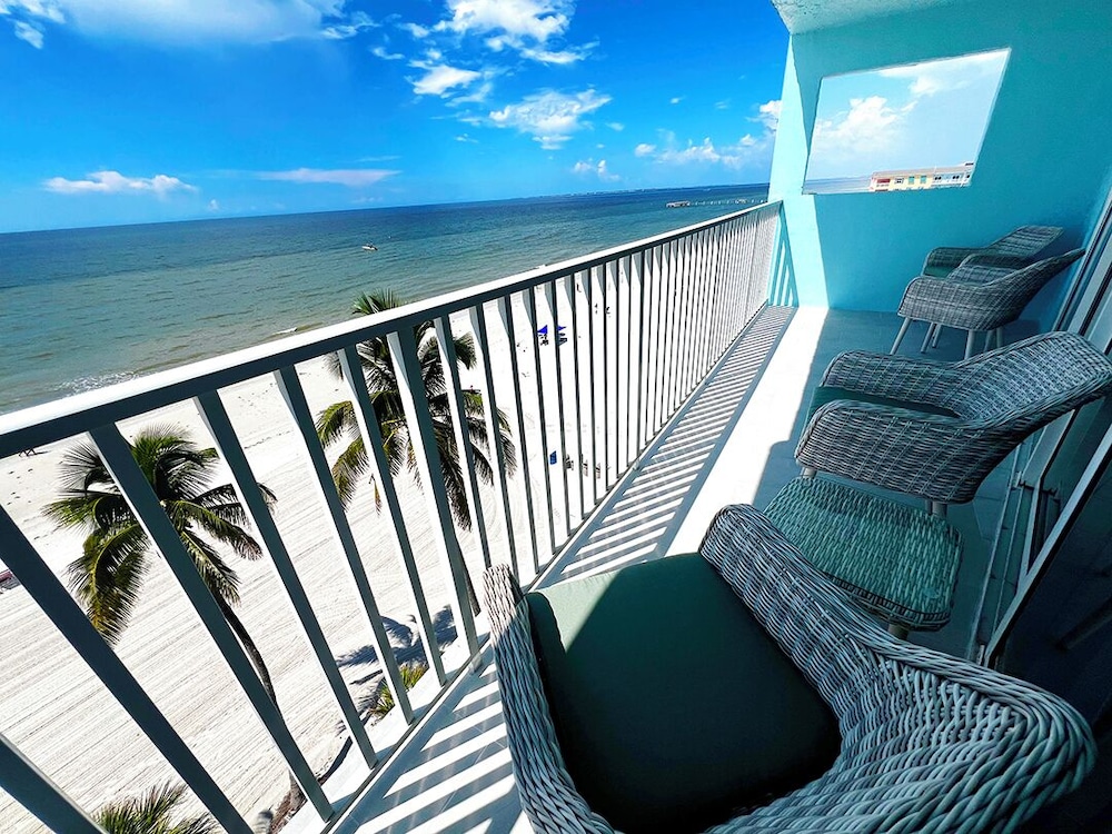 Studio with King Bed, Beachfront, Balcony