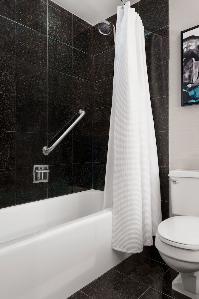 Suite, 1 Bedroom - Photo 6