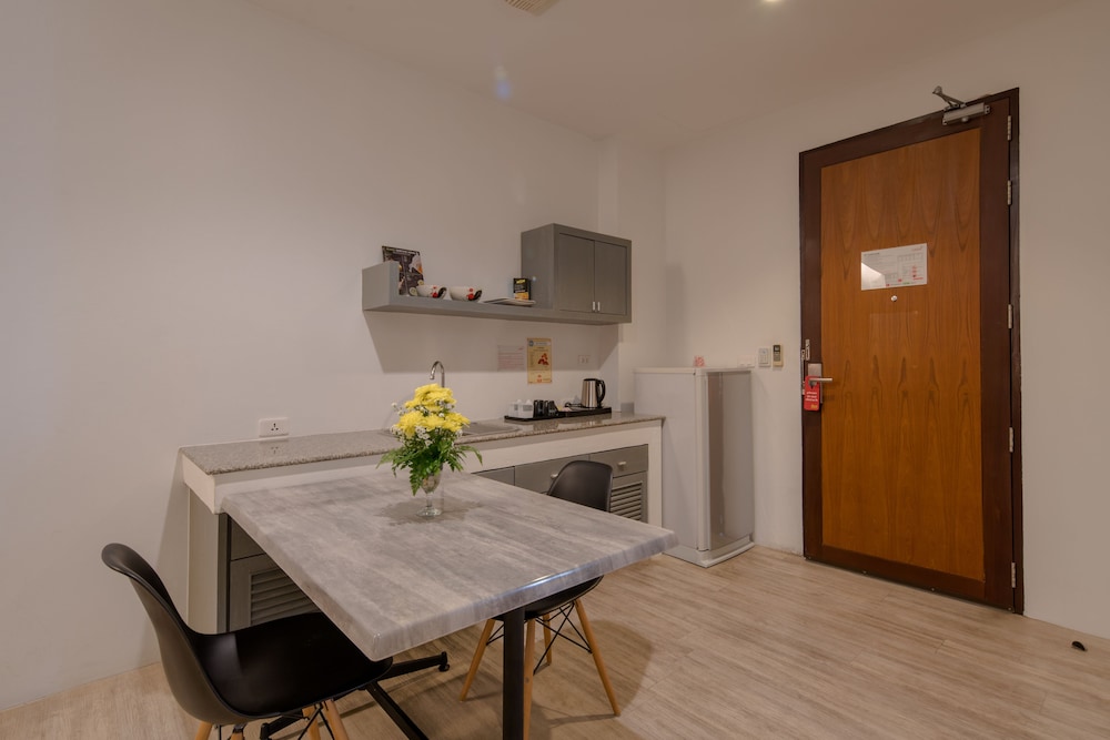 Junior Suite with Balcony - Photo 8