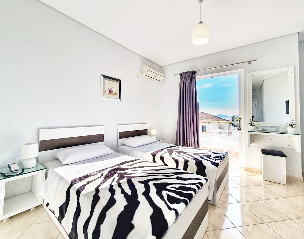 Standard Double or Twin Room, Balcony, Partial Sea View photo 3