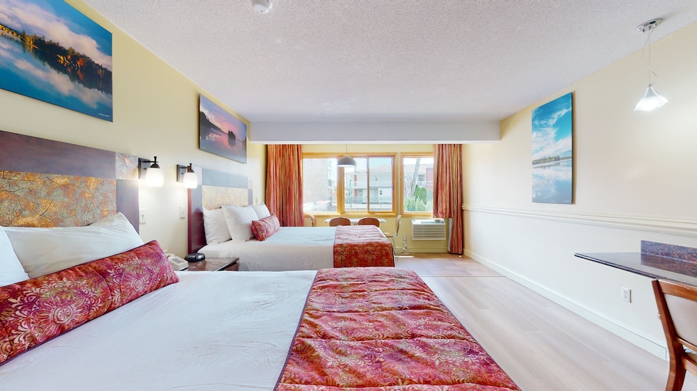 Standard Room, 2 Queen Beds, Partial Lake View, Ground Floor photo 3