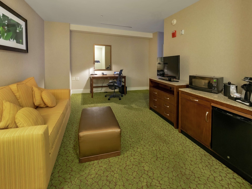 Junior Suite, 2 Queen Beds, Accessible, Bathtub (2 Queen Beds & Sofa Bed) photo 1