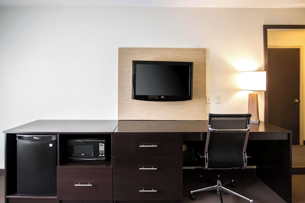 Suite, 1 King Bed, Accessible, Non Smoking - Photo 2