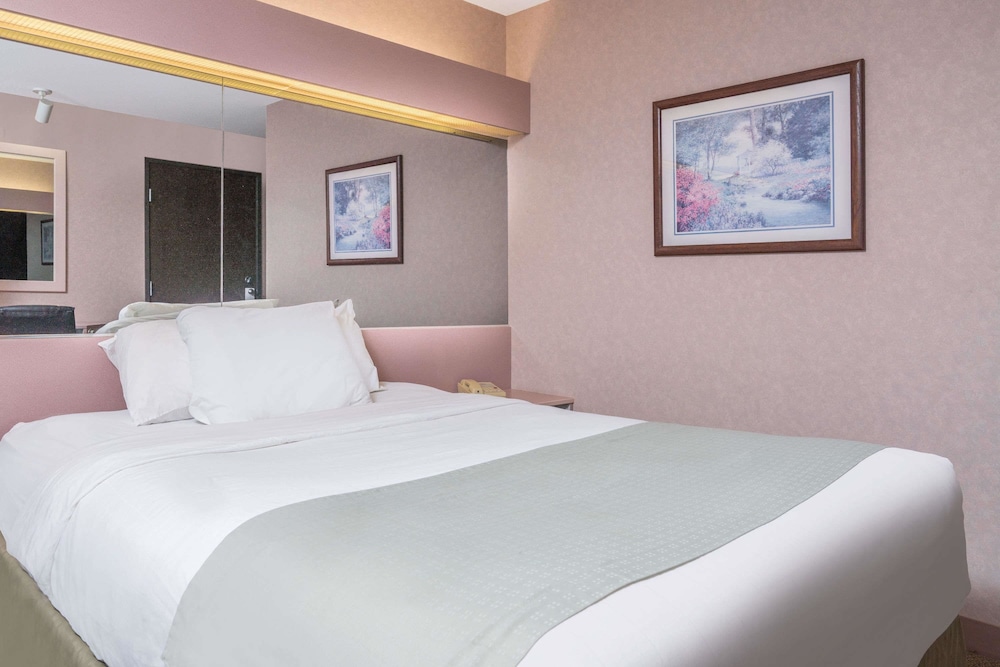 Standard Room, 2 Queen Beds - Photo 5