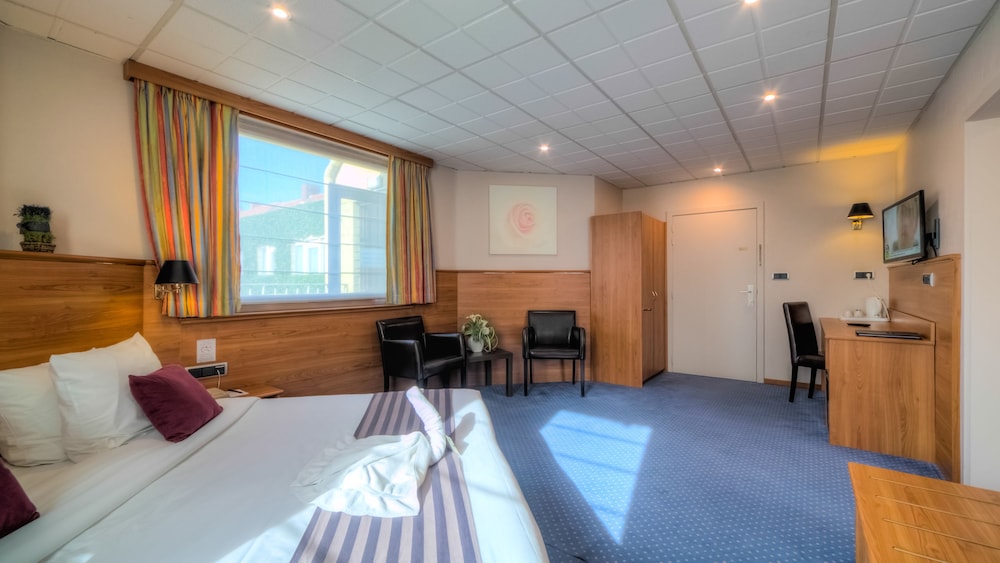 Junior Suite, Jetted Tub photo 3