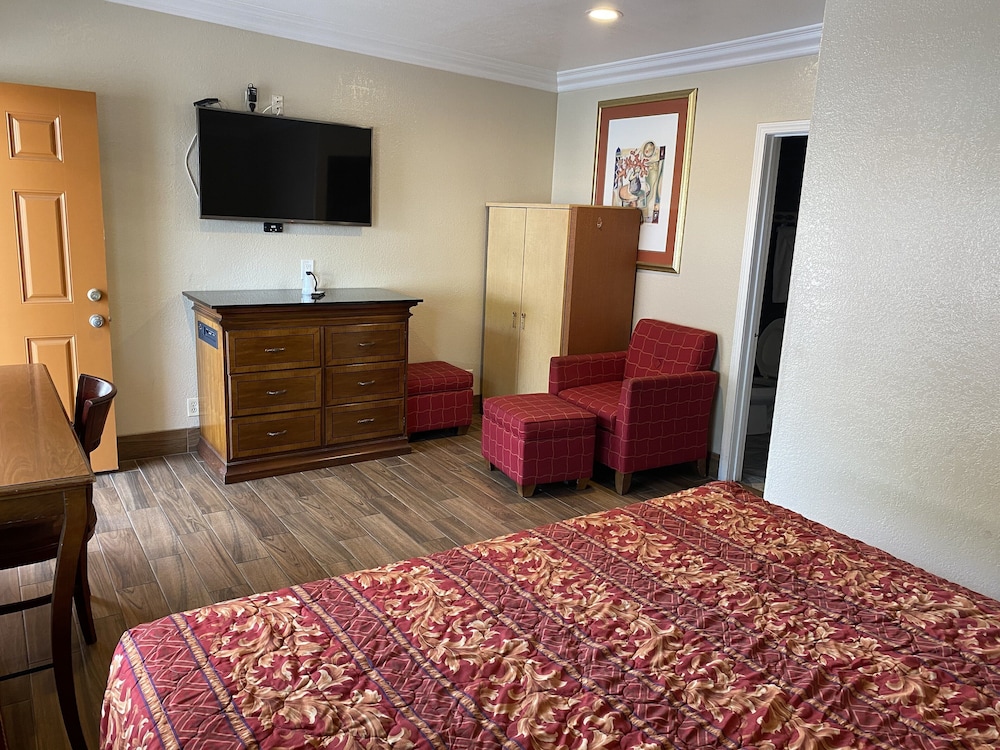Room, 1 King Bed, Kitchen photo 2
