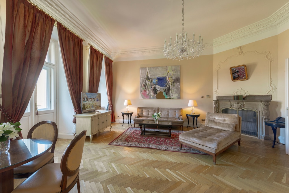 Luxury Suite, 1 King Bed, Balcony