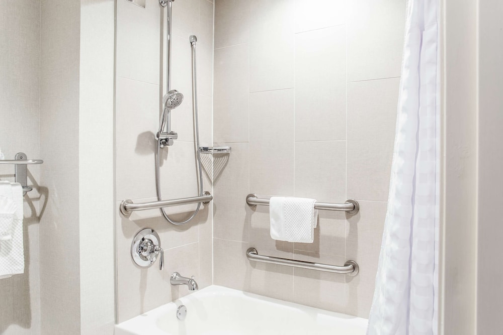 Deluxe Room, 2 Queen Beds, Accessible, Bathtub (Mobility & Hearing) - Photo 7