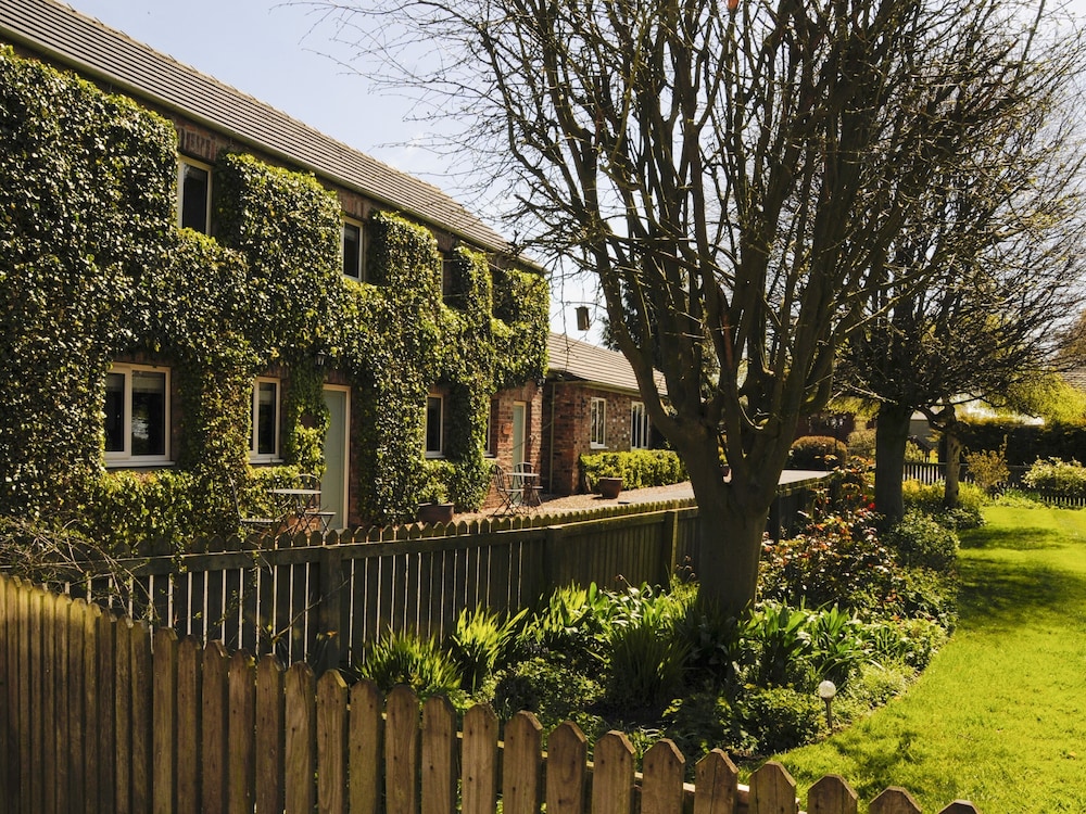 Superior Cottage, Private Bathroom, Garden View (Granary - self catering) photo 3