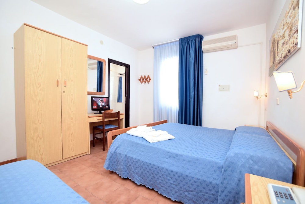 Standard Triple Room, 1 Bedroom, Ensuite photo 1