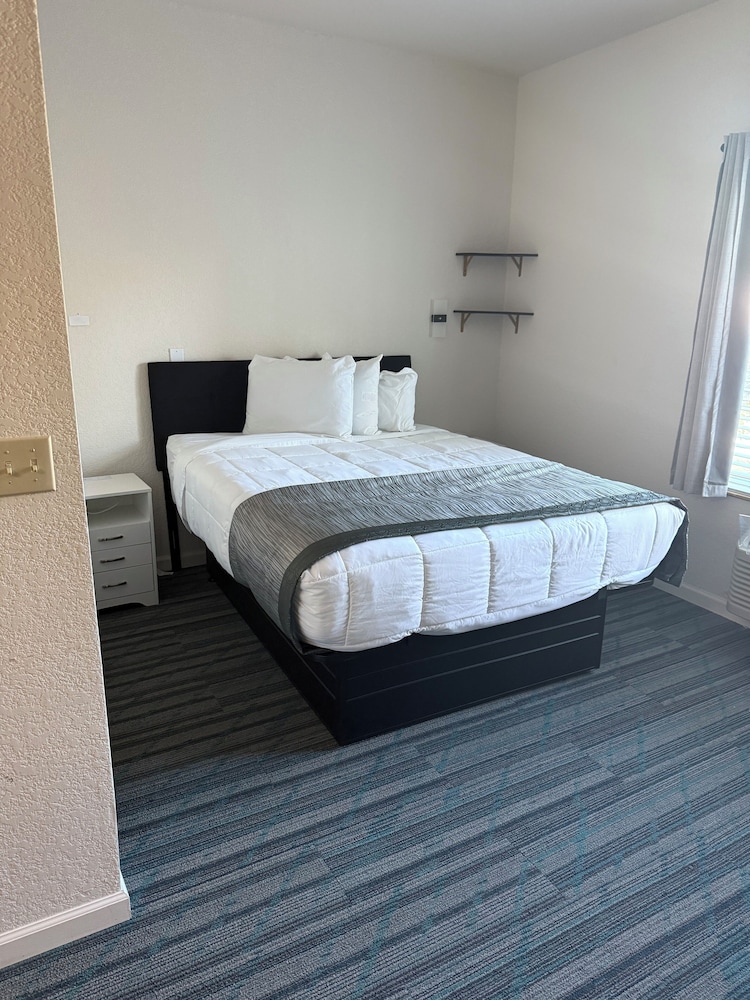 Standard Single Room, 1 Queen Bed