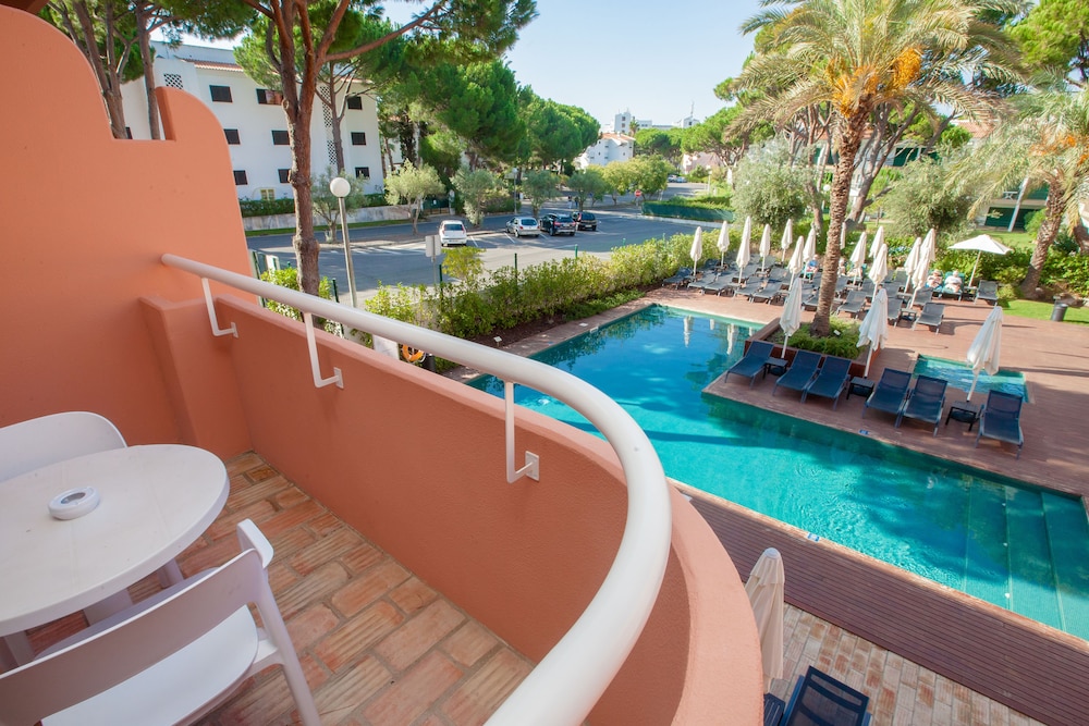 Grand Suite, Pool View thumbnail 5