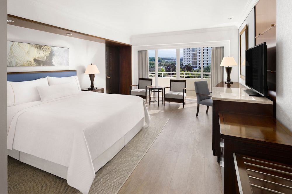 Executive Room, 1 King Bed, Corner - Photo 2