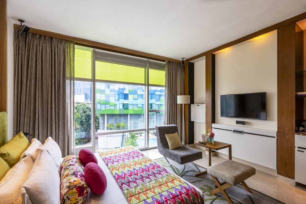 Premium Room Pool View Queen Bed - Photo 2