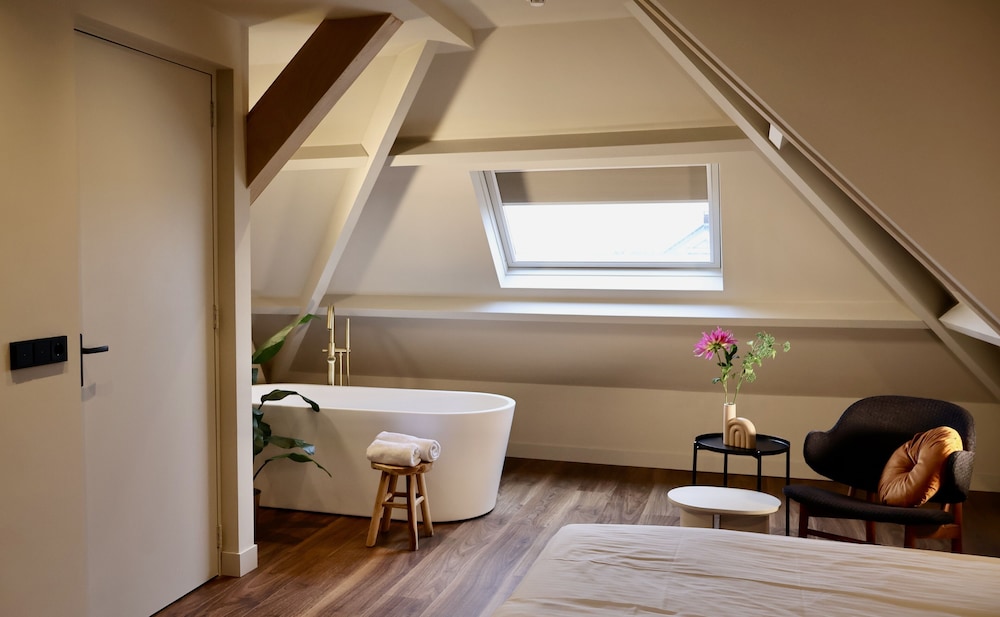 Double Room, Bathtub