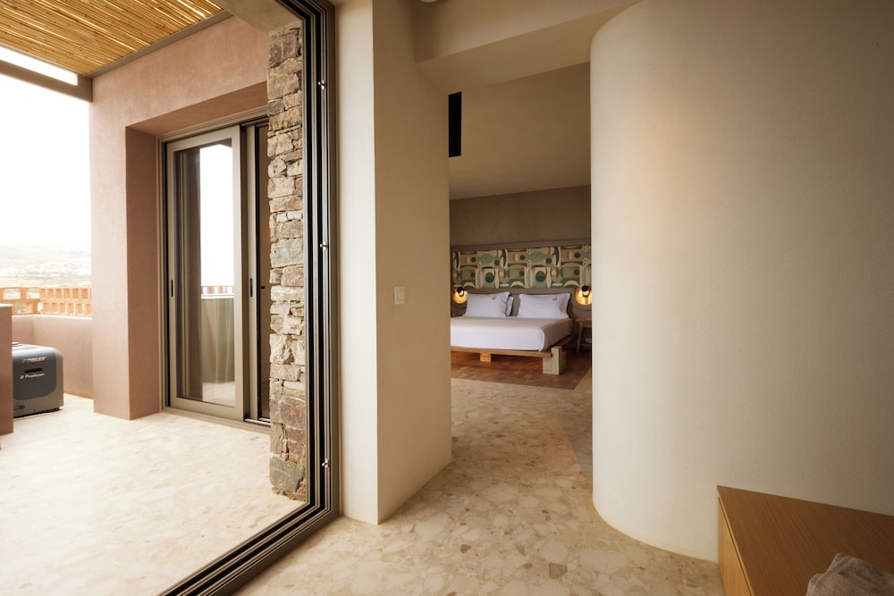 Deluxe Suite with Outdoor Tub - Photo 6