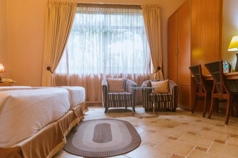 Exclusive Studio Suite, 1 Double Bed, Ensuite, Garden View thumbnail 6