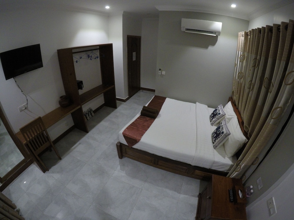 Deluxe Room, 1 King Bed photo 3