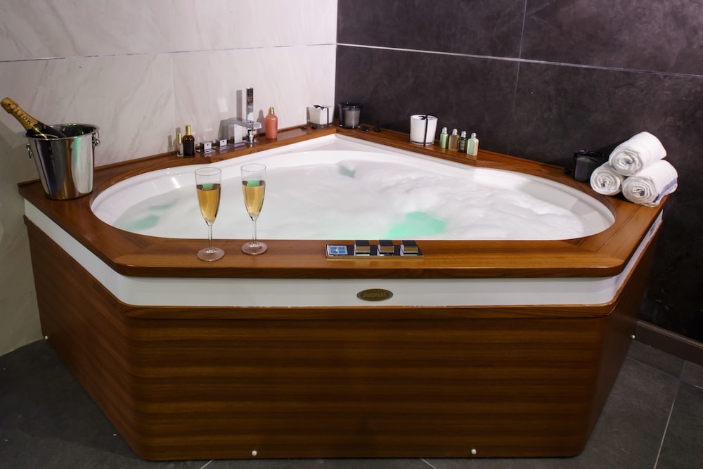 Honeymoon Suite (Jacuzzi and Sauna ) photo 1