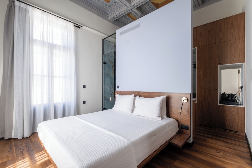 Deluxe Suite, 1 Queen Bed, Non Smoking, Balcony