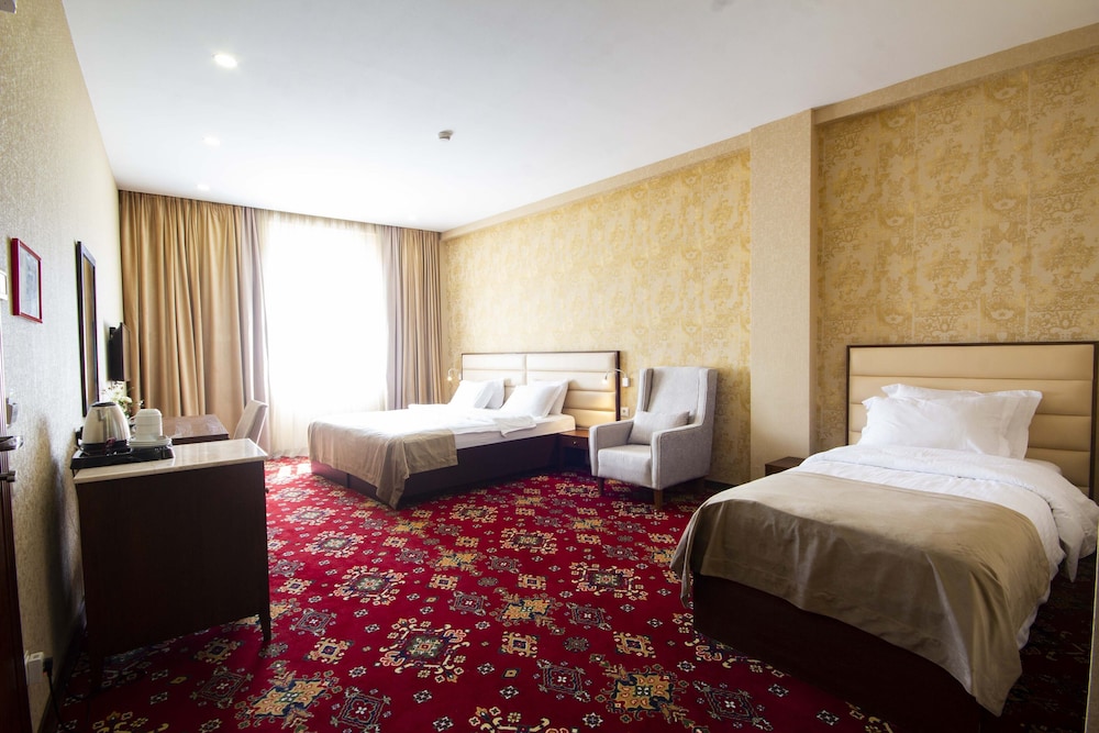 Superior Triple Room, City View photo 3