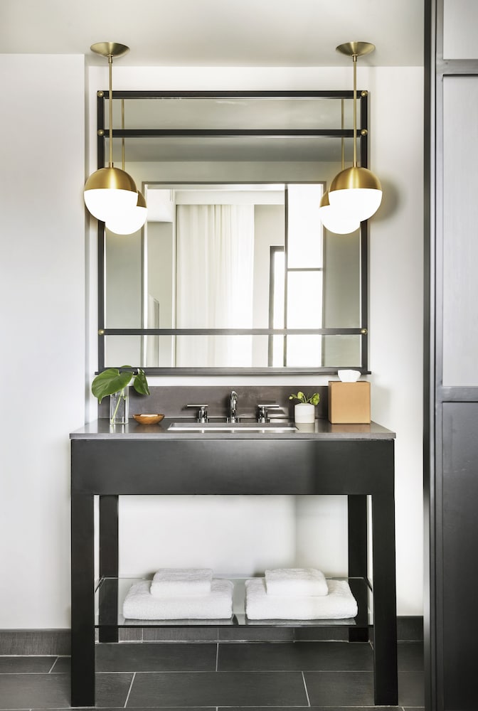 Room, 1 King Bed, City View (Spa) thumbnail 6
