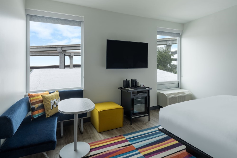 Room, 1 King Bed (Mobility Accessible, Roll-in Shower) - Photo 3