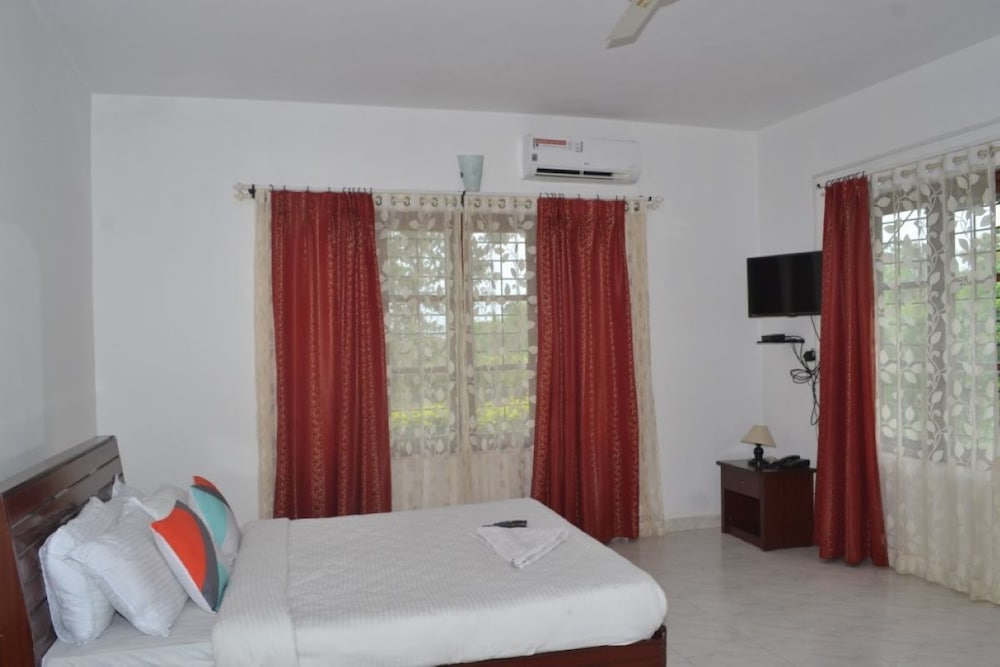 WHITE HOUSE 4 BHK photo 1