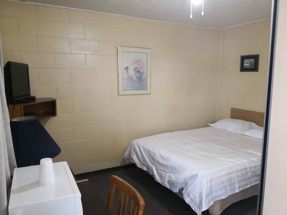 Basic Single Room, 1 Large Twin Bed, Non Smoking photo 2