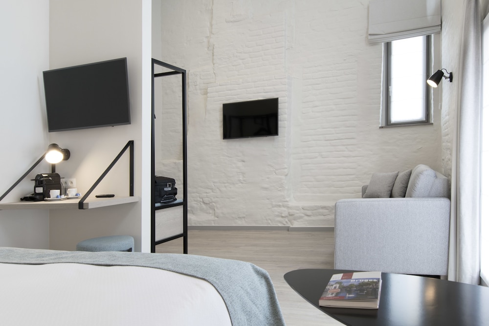 Executive Room thumbnail 5