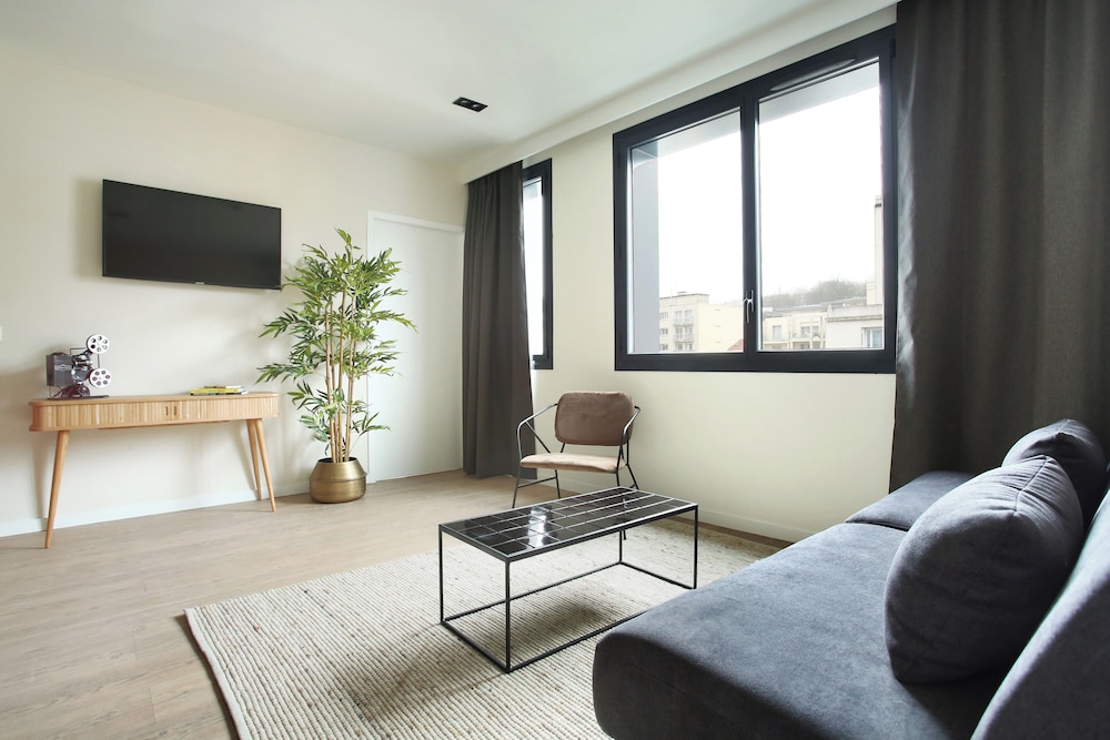 Large 1 Bedroom Apartment with Sofa Bed - Photo 4