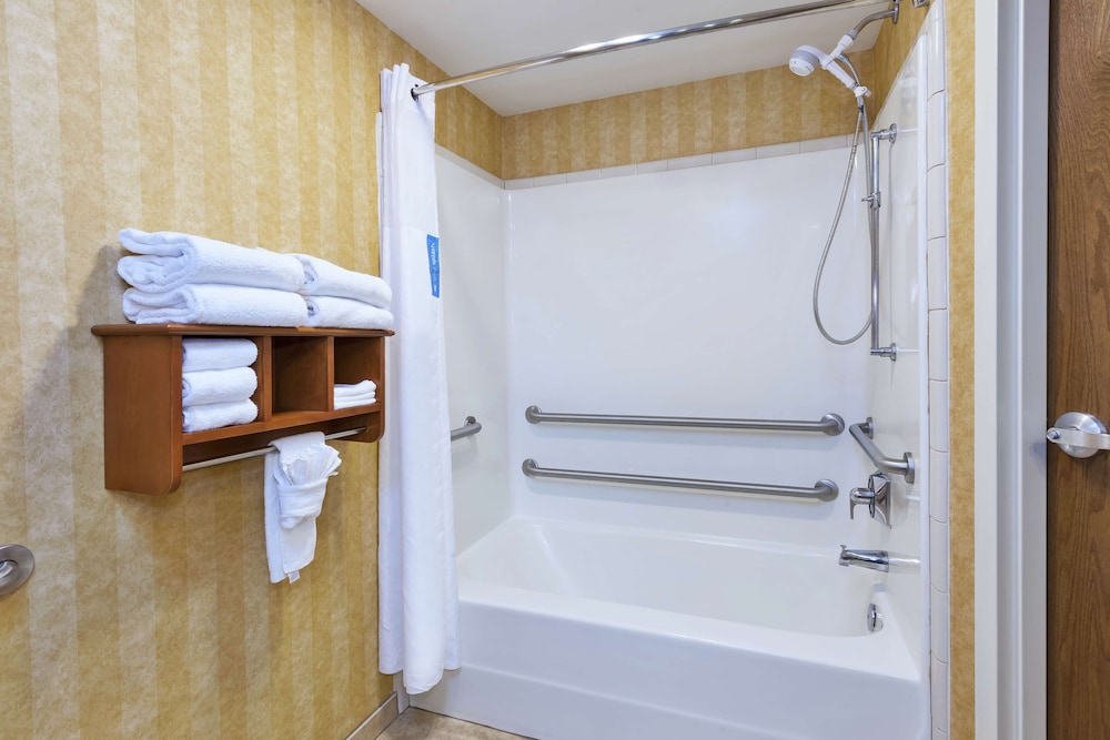 Room, 2 Queen Beds, Accessible, Non Smoking - Photo 3