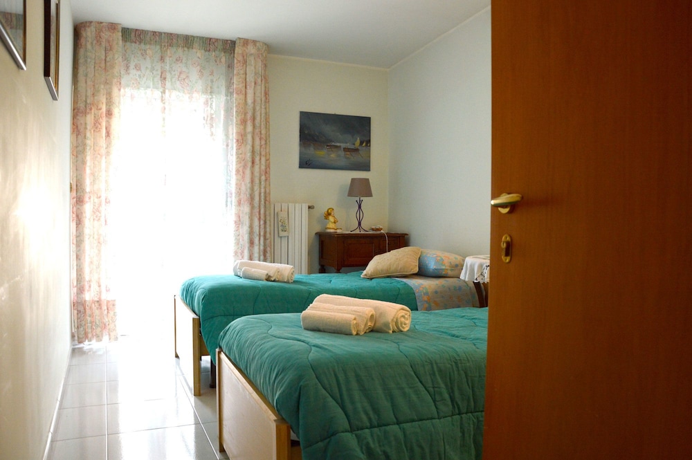 Basic Double Room Single Use, 2 Twin Beds