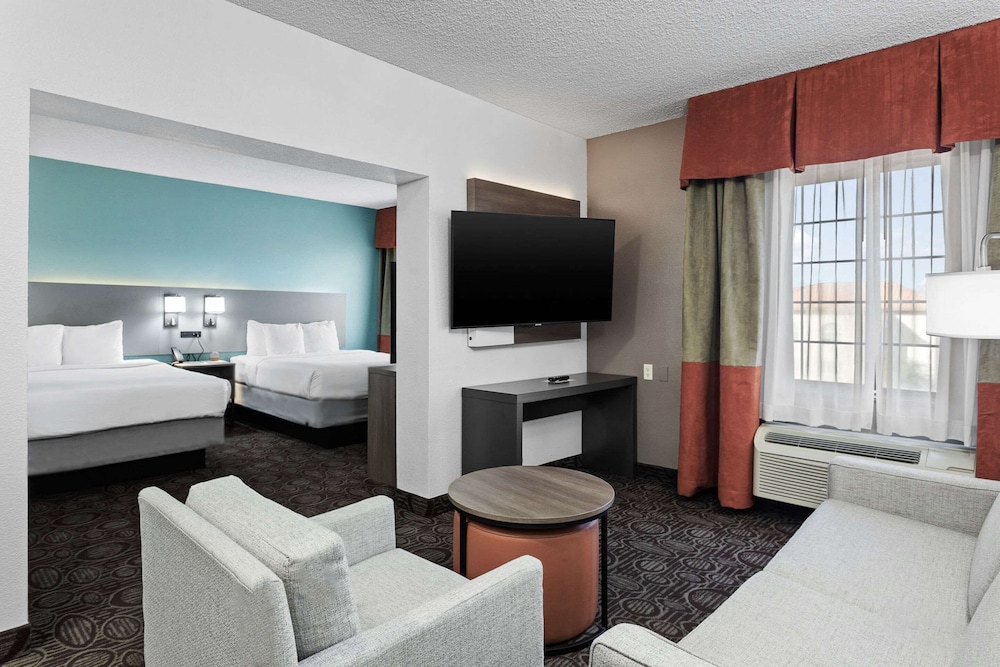 Suite, Multiple Beds, Non Smoking - Photo 3