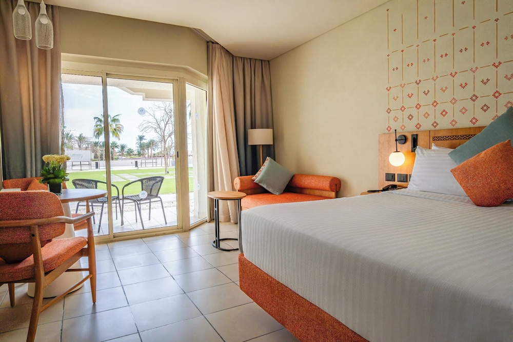 Superior Room, 1 King Bed, Pool View (Beach side) - Photo 4