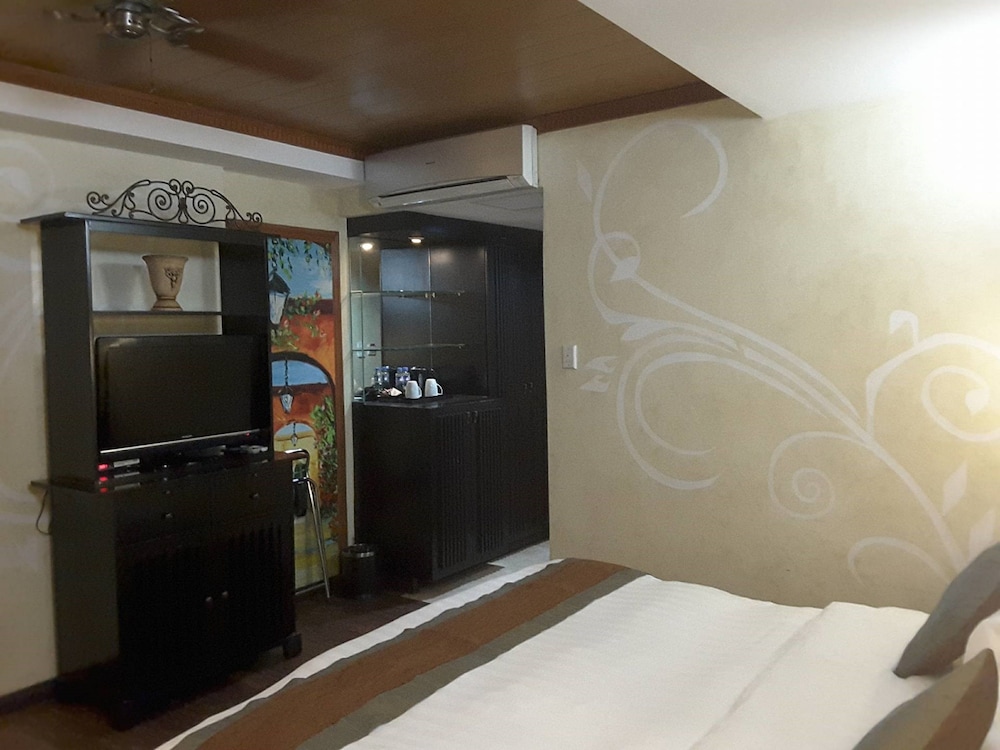 Executive Room - Photo 5