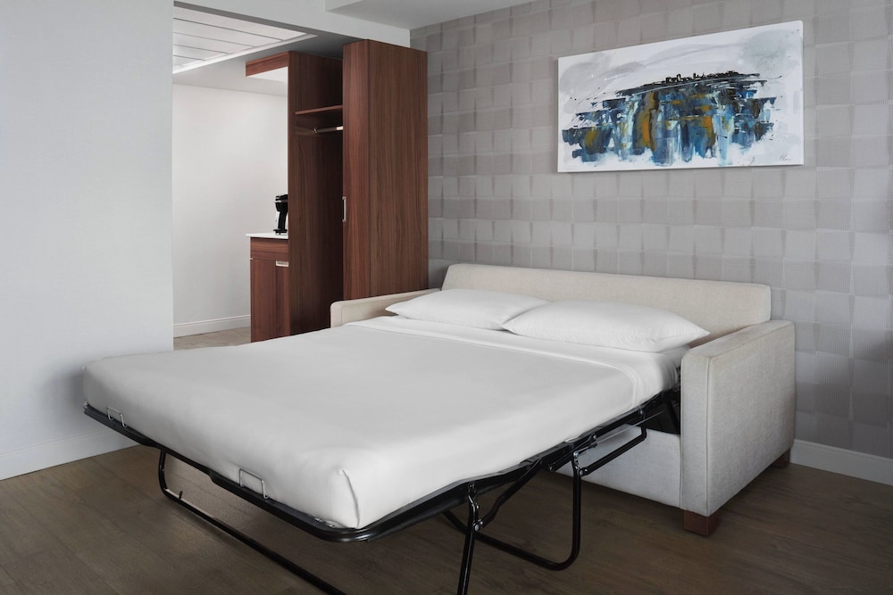 Deluxe Room, 1 Queen Bed, River View, Corner - Photo 2